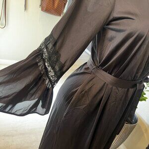 Hensen Kickernick Black Wrap Robe w/ lace trimmed neckline&sleeves